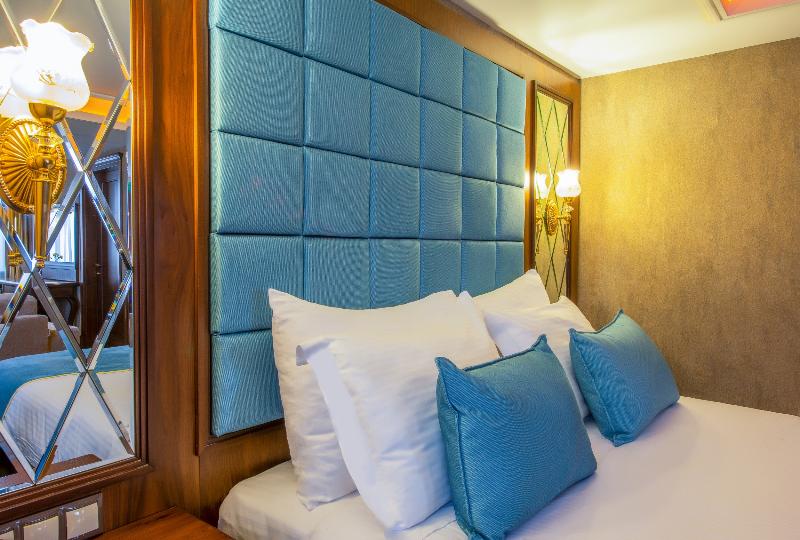 اتاق اجرایی, The Eliott