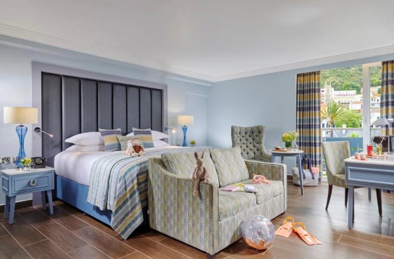 اتاق خانوادگی, The Eliott