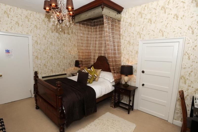 スーペリアールーム, Satis House