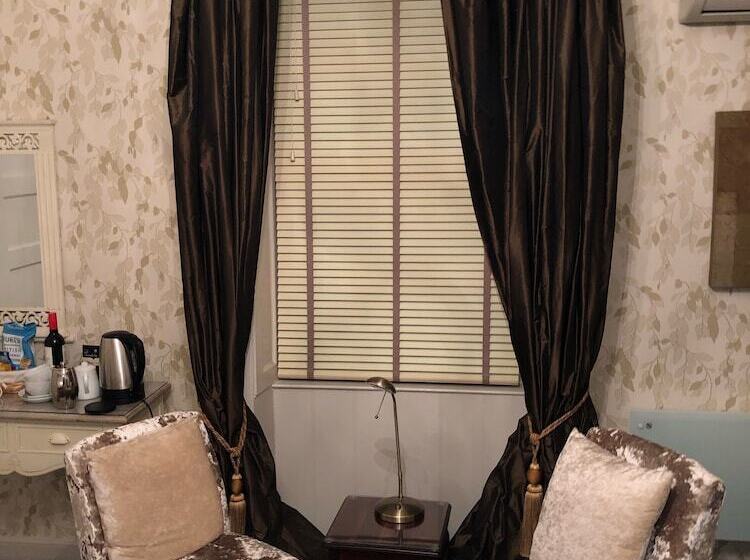 スーペリアールーム, Satis House