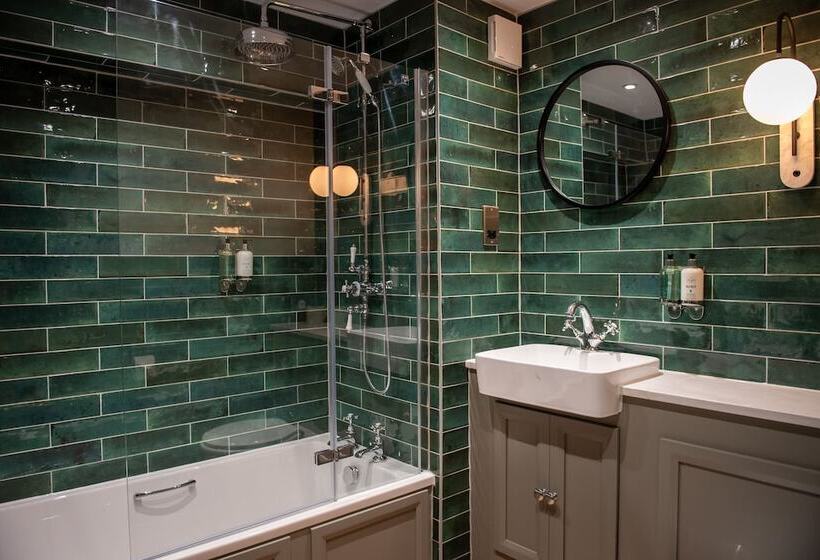 غرفة عائلية, The Red Lion Inn By Chef & Brewer Collection