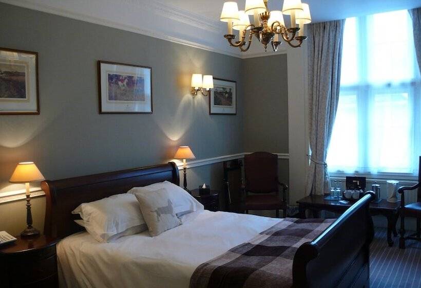 חדר סופריור, The Snooty Fox