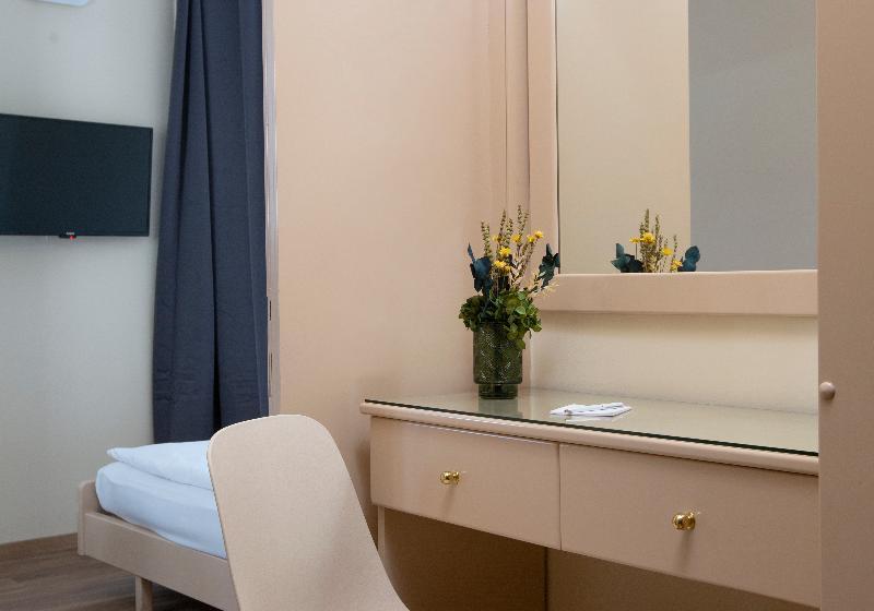 غرفة قياسية رباعية, Abc