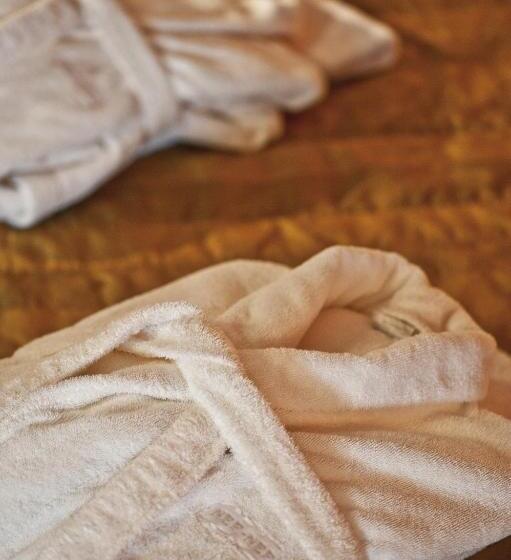 سوییت جونیور, Akti