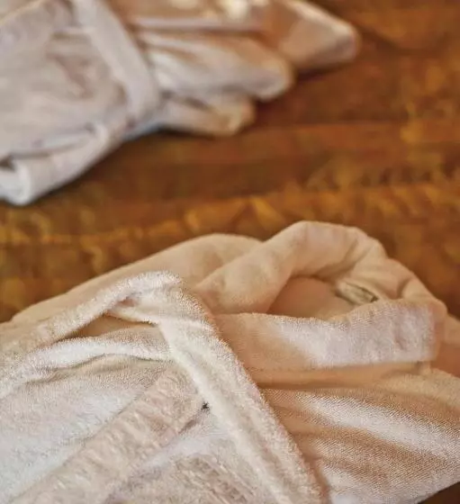 Junior Suite, Akti