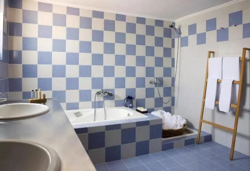 Junior Suite, Akti