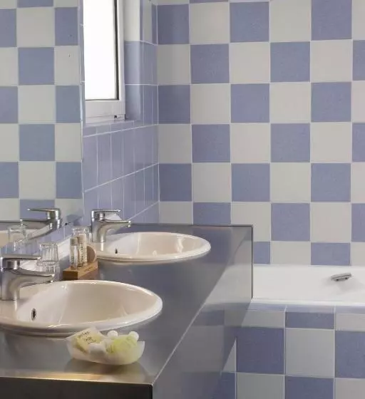 Junior Suite, Akti
