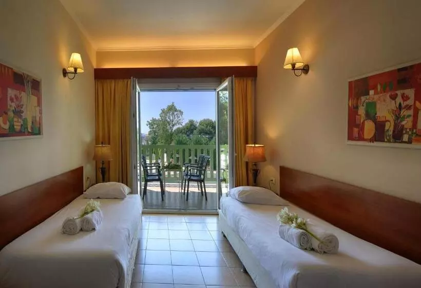 اتاق خانوادگی با چشم‌انداز استخر, Ariti Grand