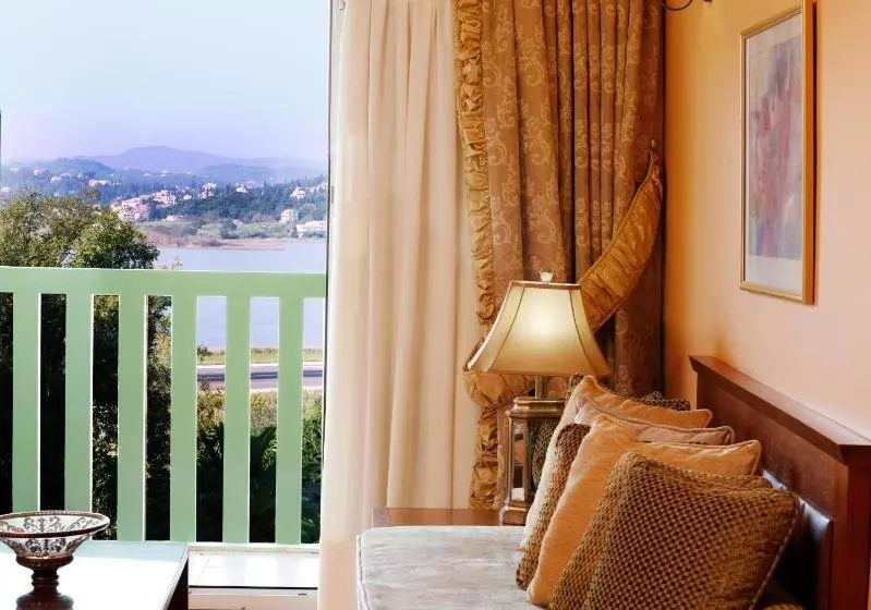 Suite with lake view, Ariti Grand