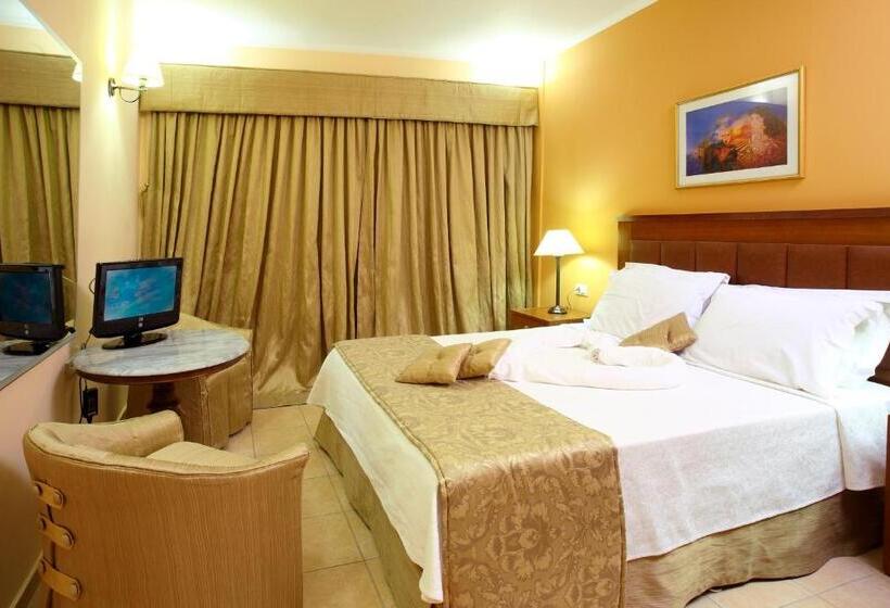 Suite with lake view, Ariti Grand