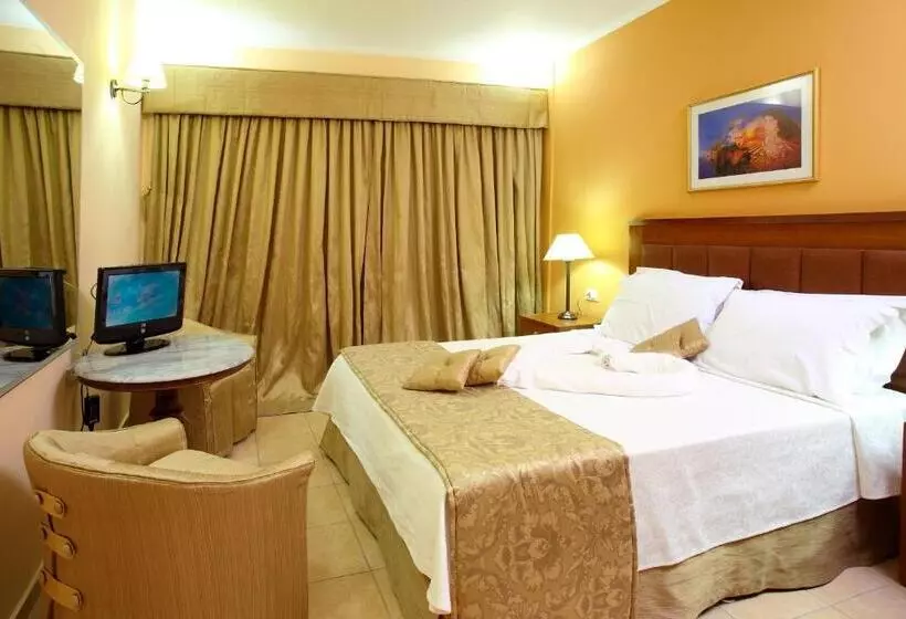 Suite with lake view, Ariti Grand