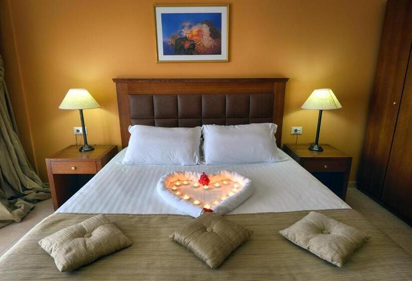 Suite with lake view, Ariti Grand