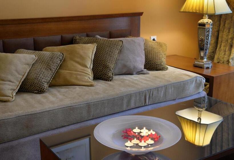 جناح مطل على البحيرة, Ariti Grand