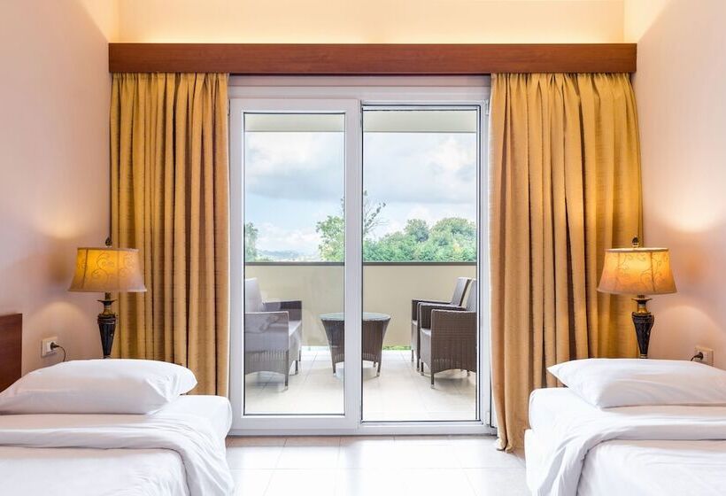 غرفة عائلية مطلّة علي حمام السباحة, Ariti Grand