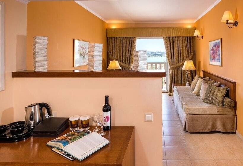 Suite with lake view, Ariti Grand