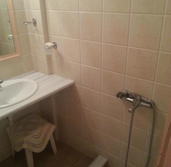 غرفة قياسية مطلّة علي البحر, Avra