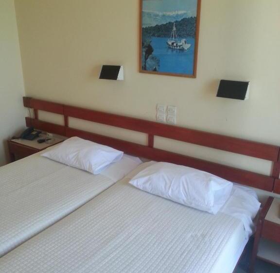 غرفة قياسية مطلّة علي البحر, Avra