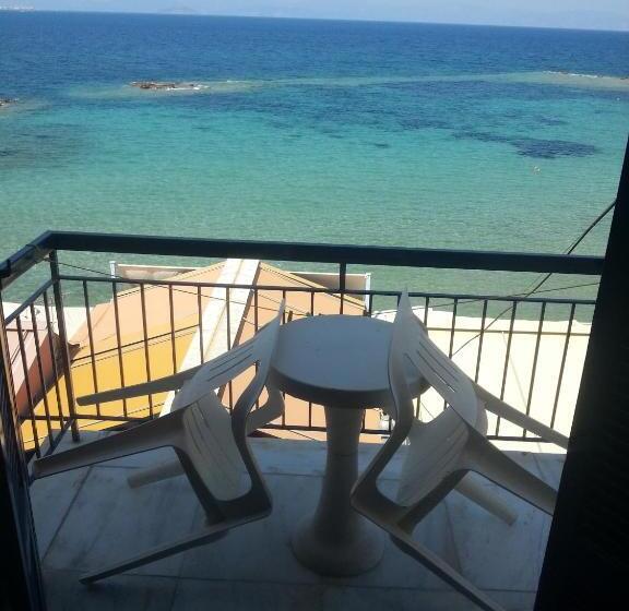 غرفة قياسية مطلّة علي البحر, Avra