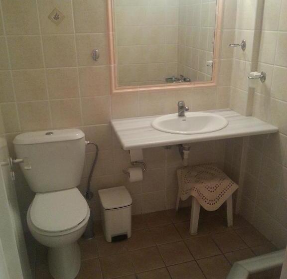 غرفة قياسية مطلّة علي البحر, Avra