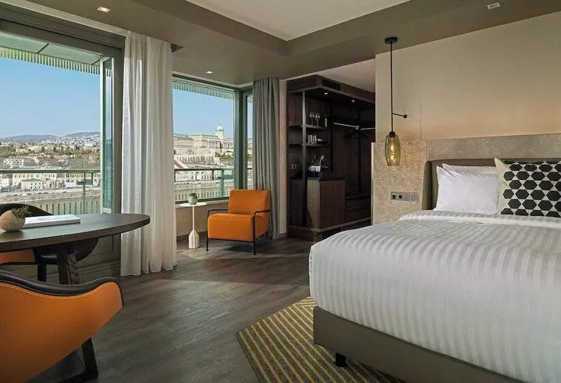 Kulüp Stüdyo, Budapest Marriott