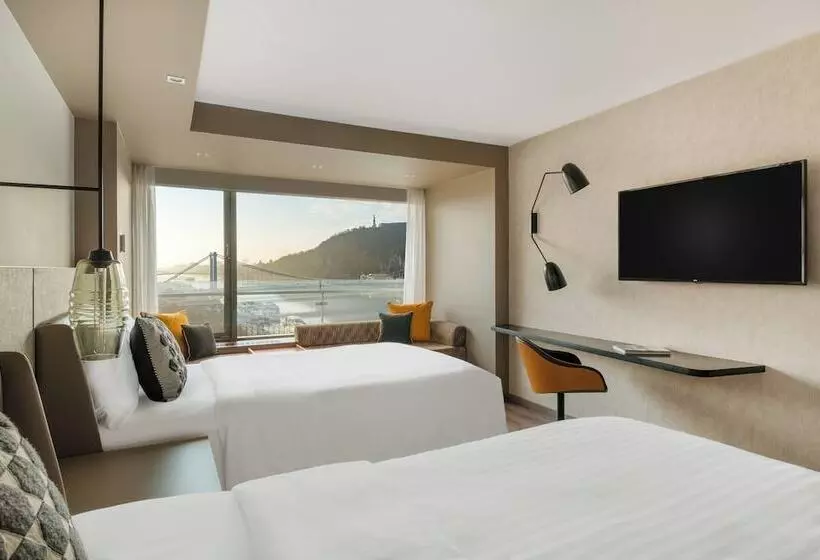 Deluxe room with river view, Budapest Marriott