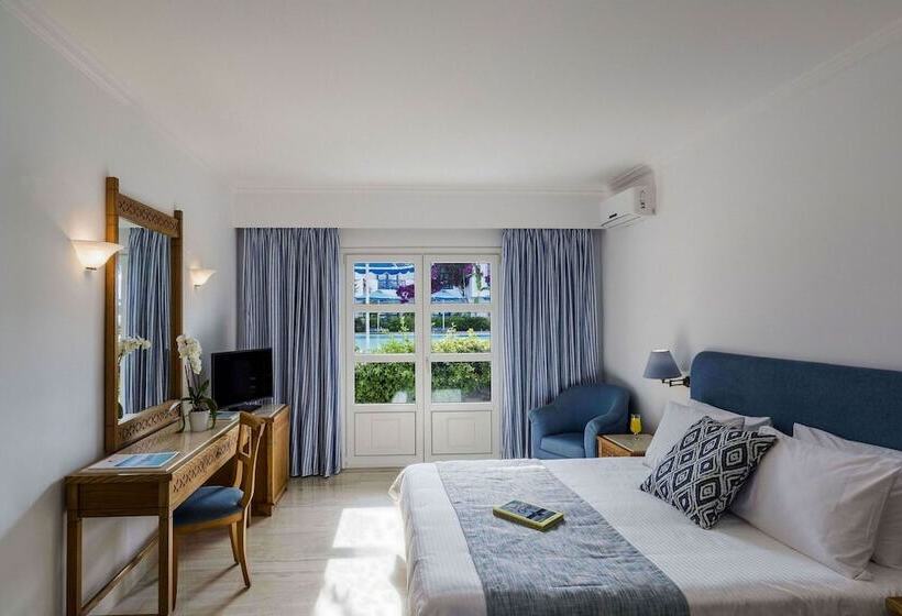 اتاق استاندارد با چشمانداز استخر, Mitsis Ramira