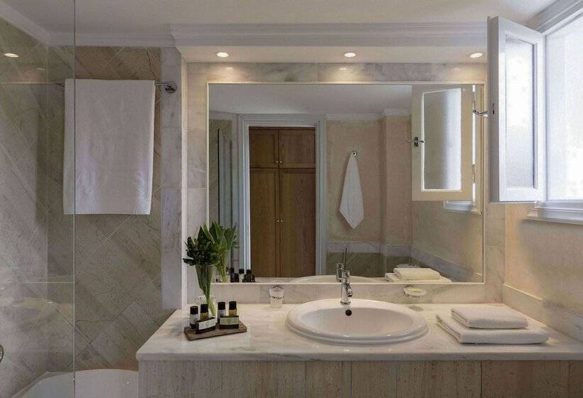 اتاق خانوادگی با چشمانداز استخر, Mitsis Ramira