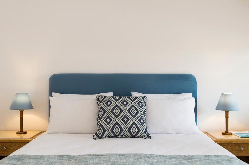 اتاق خانوادگی با چشمانداز دریا, Mitsis Ramira