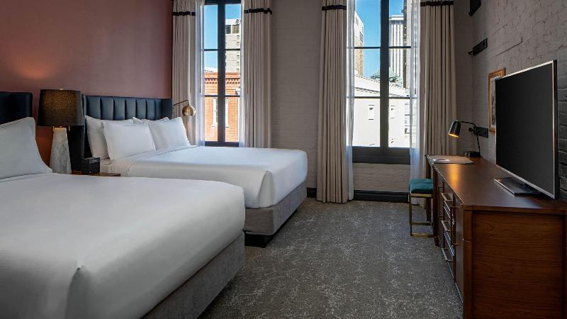 اتاق خانوادگی, Mitsis Ramira