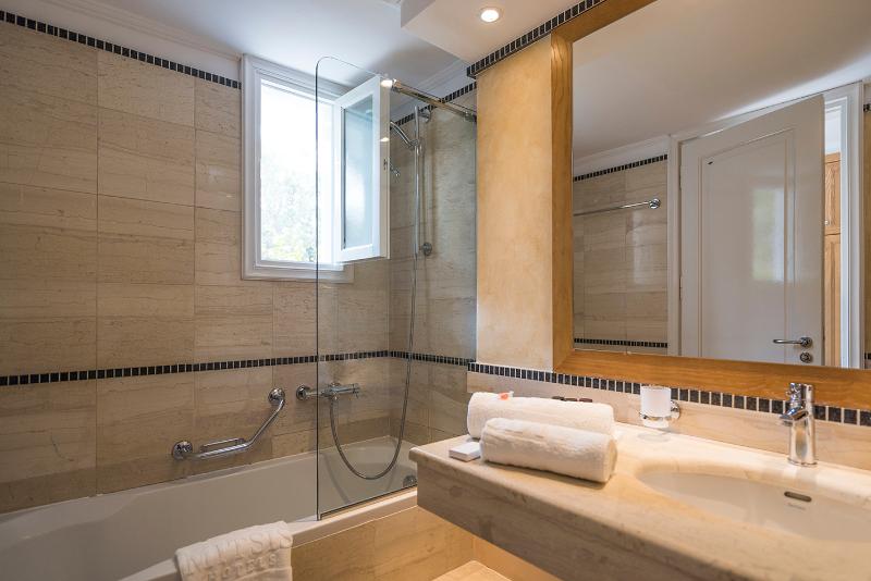 اتاق خانوادگی, Mitsis Ramira