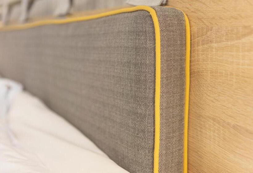 غرفة قياسية ثلاثية, Pan