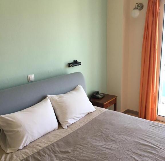 غرفة قياسية مطلّة علي البحر, Papasotiriou