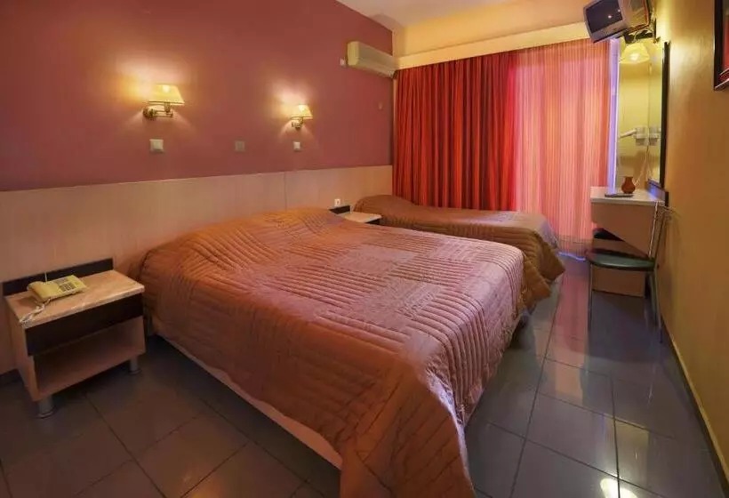Habitación Triple Estándar, Paritsa