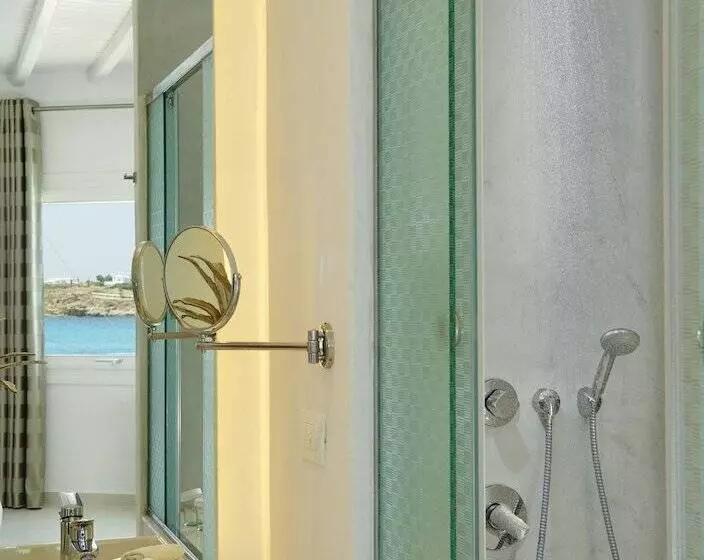 Juniorsviitti Merinäkymä, Petinos Beach
