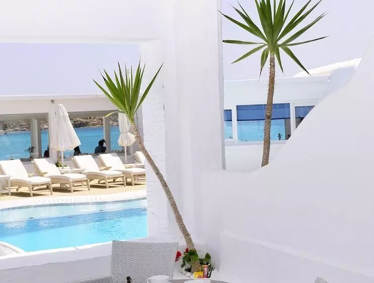Juniorsviitti Merinäkymä, Petinos Beach