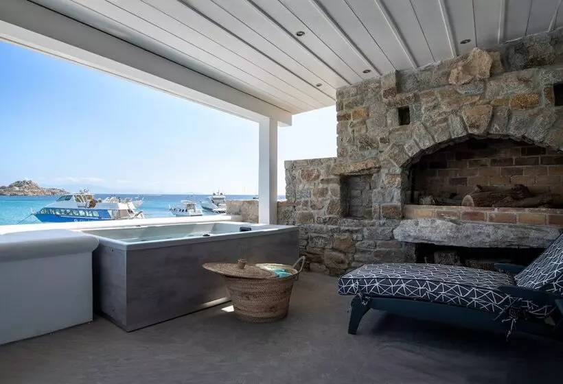 スイート, Petinos Beach