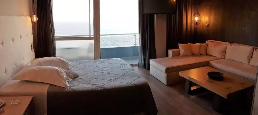 سوییت جونیور لوکس با چشم‌انداز دریا, Scorpios Sea Side