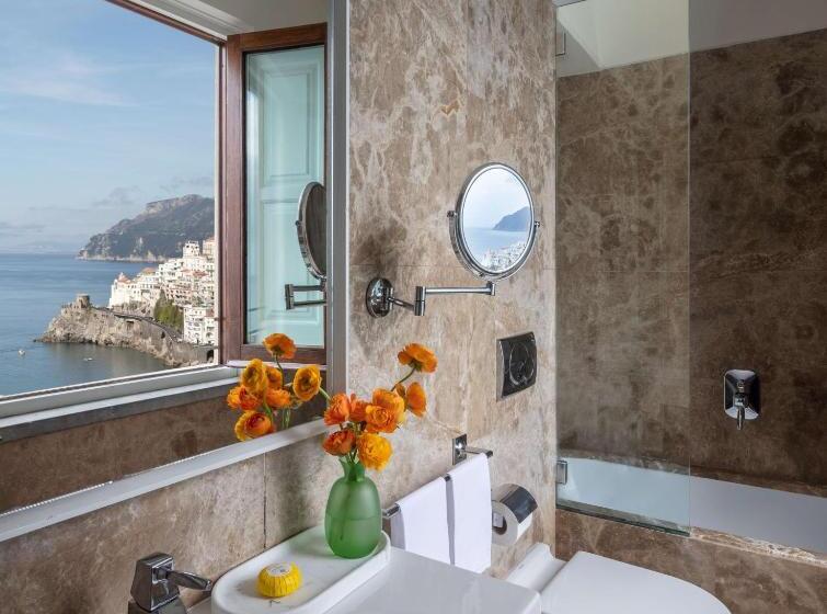 オーシャンビューのプレミアムルーム。, Anantara Convento di Amalfi Grand Hotel
