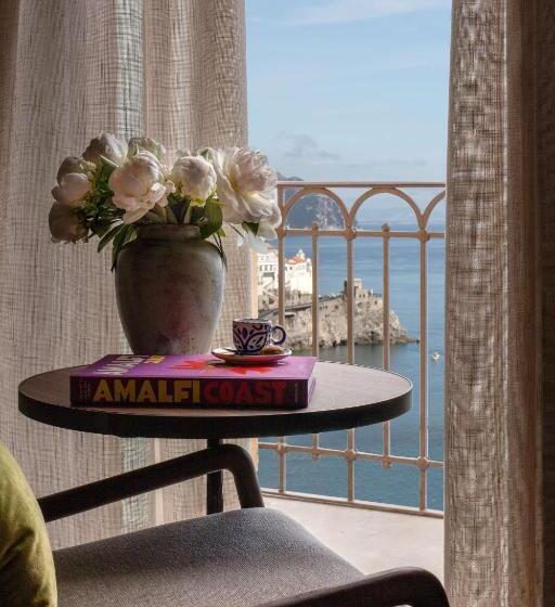 オーシャンビューのプレミアムルーム。, Anantara Convento di Amalfi Grand Hotel