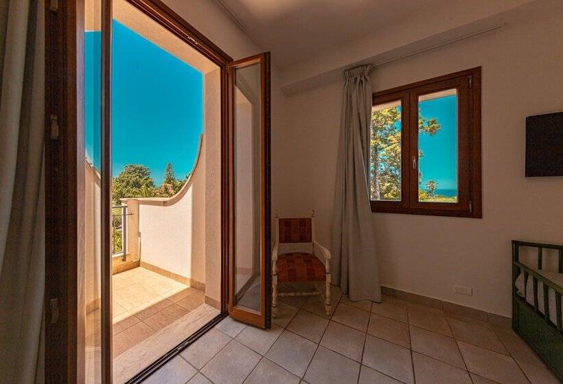 חדר סופריור לשלושה עם נוף לגינה, Baia Del Capitano