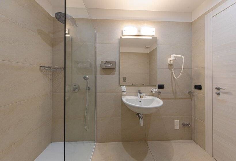 חדר סופריור לשלושה עם נוף לגינה, Baia Del Capitano