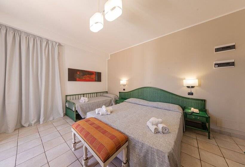 חדר סופריור לשלושה עם נוף לגינה, Baia Del Capitano