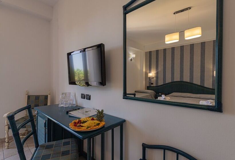 חדר סופריור לשלושה עם נוף לים, Baia Del Capitano