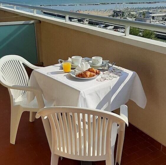 חדר סטנדרט לשלושה, Cormoran