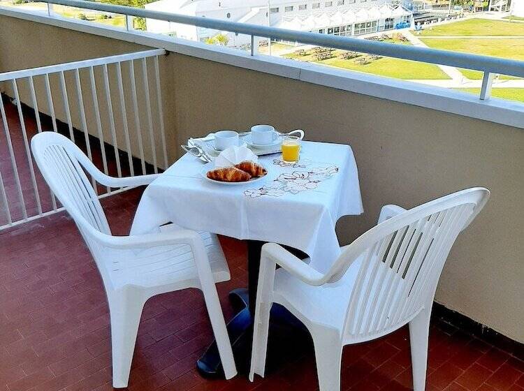 חדר סטנדרט לשלושה, Cormoran