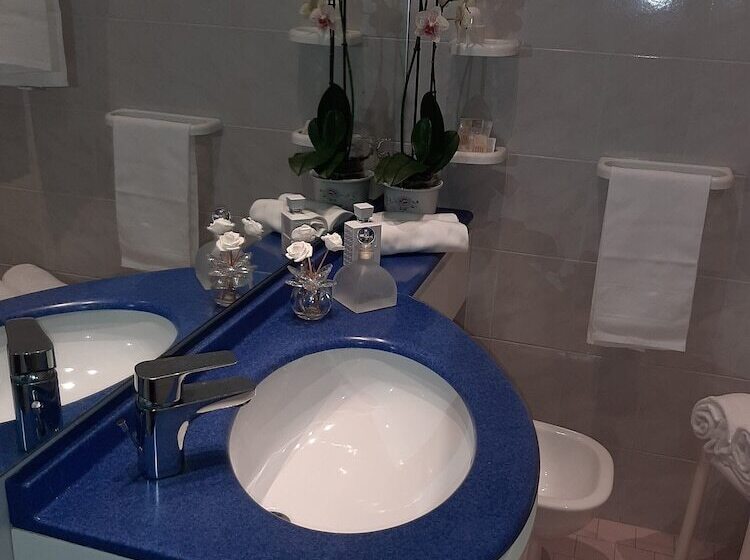 חדר סטנדרט לשלושה, Cormoran