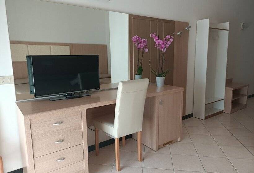 חדר סטנדרט לשלושה, Cormoran