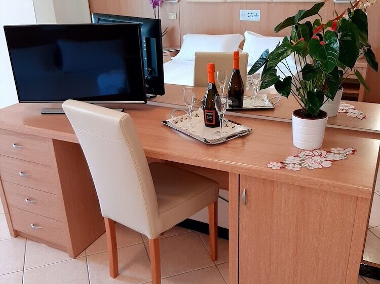 חדר סטנדרט לשלושה, Cormoran