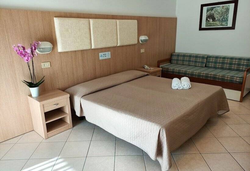 חדר סטנדרט לשלושה, Cormoran