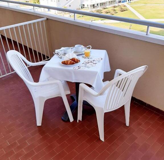 חדר סטנדרט לשלושה עם מרפסת, Cormoran